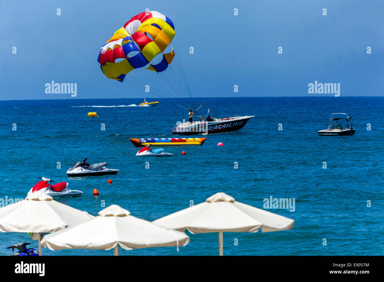 Parachute ascensionnel au-dessus de la mer Crète Rethymno Grèce profiter d'une expérience de voyage Banque D'Images