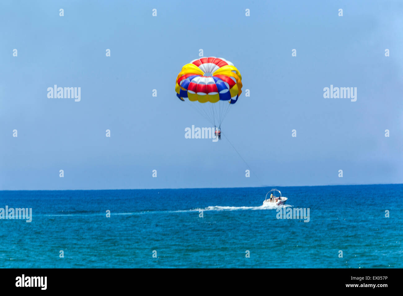 Le parapente au-dessus de la mer de la Crète Rethymno Grèce Banque D'Images