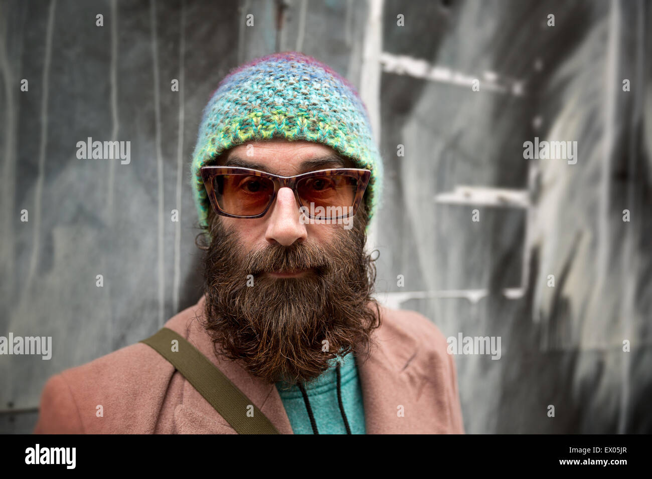 Portrait d'homme mûr barbu avec des lunettes de soleil et bonnet Photo  Stock - Alamy