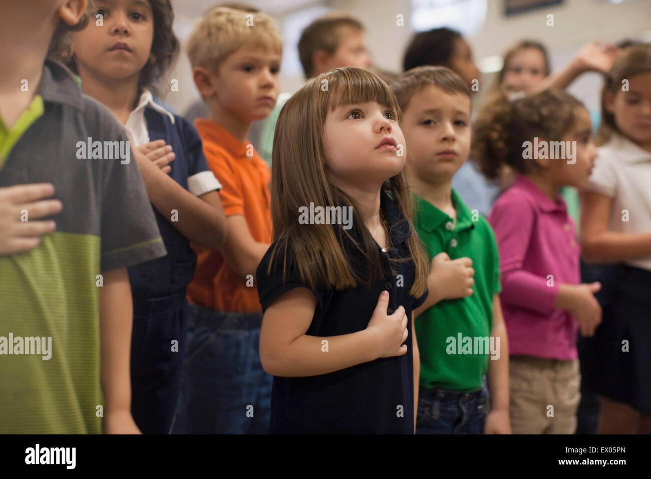 Enfants récitant serment d'allégeance à l'école Banque D'Images