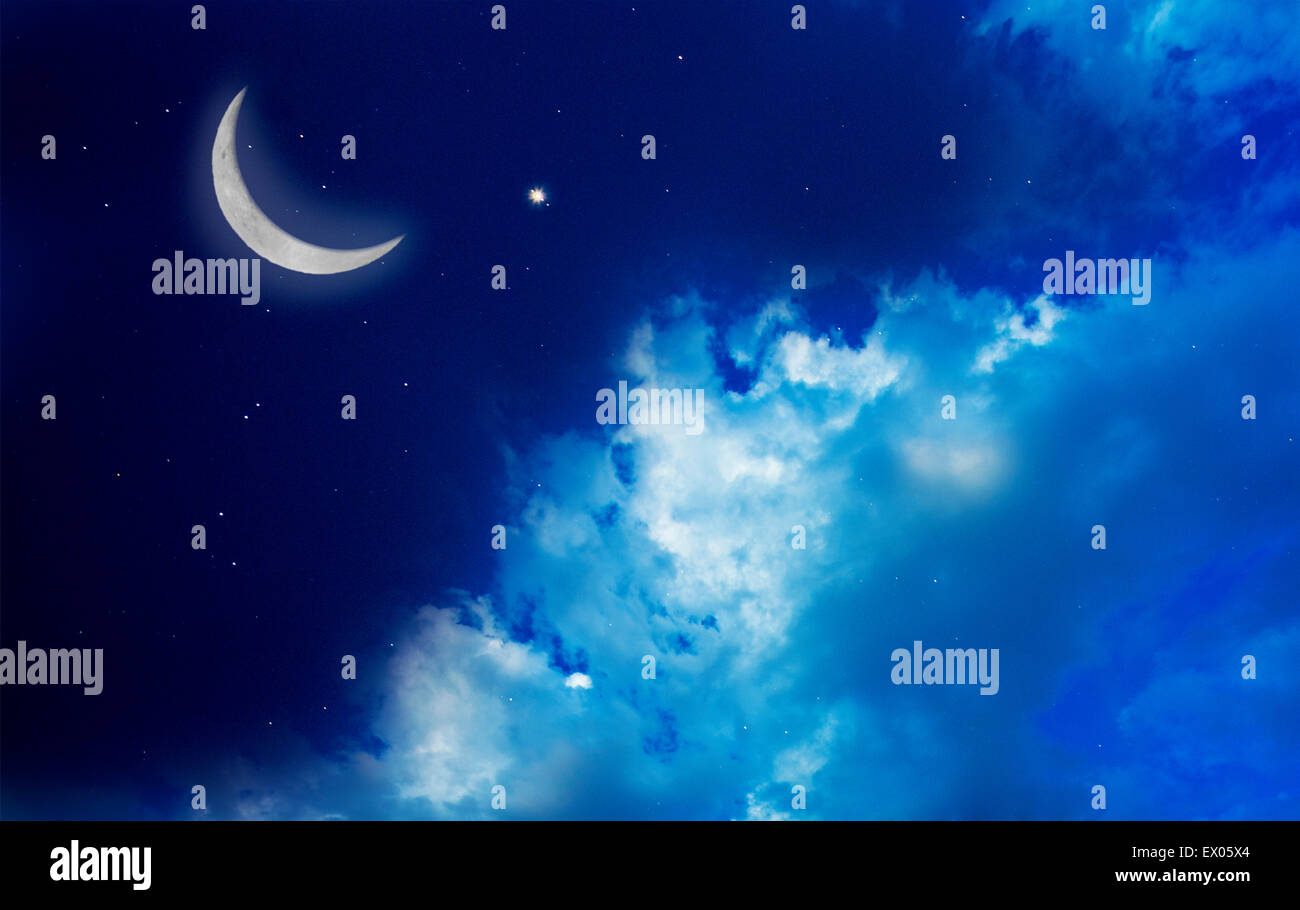 Nuit bleue ciel avec croissant de lune, d'étoiles et de nuages Banque D'Images