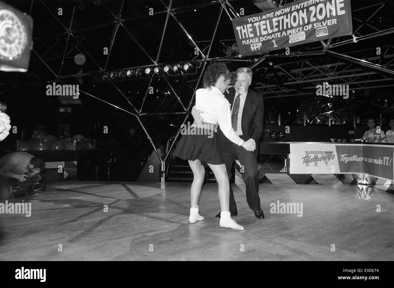 Leader adjoint du travail Roy Hattersley danses les Lambada avec champion Jane Northcote Manor lancs du Kings Norton, à la coupole de nuit. Le 20 mars 1990. Banque D'Images