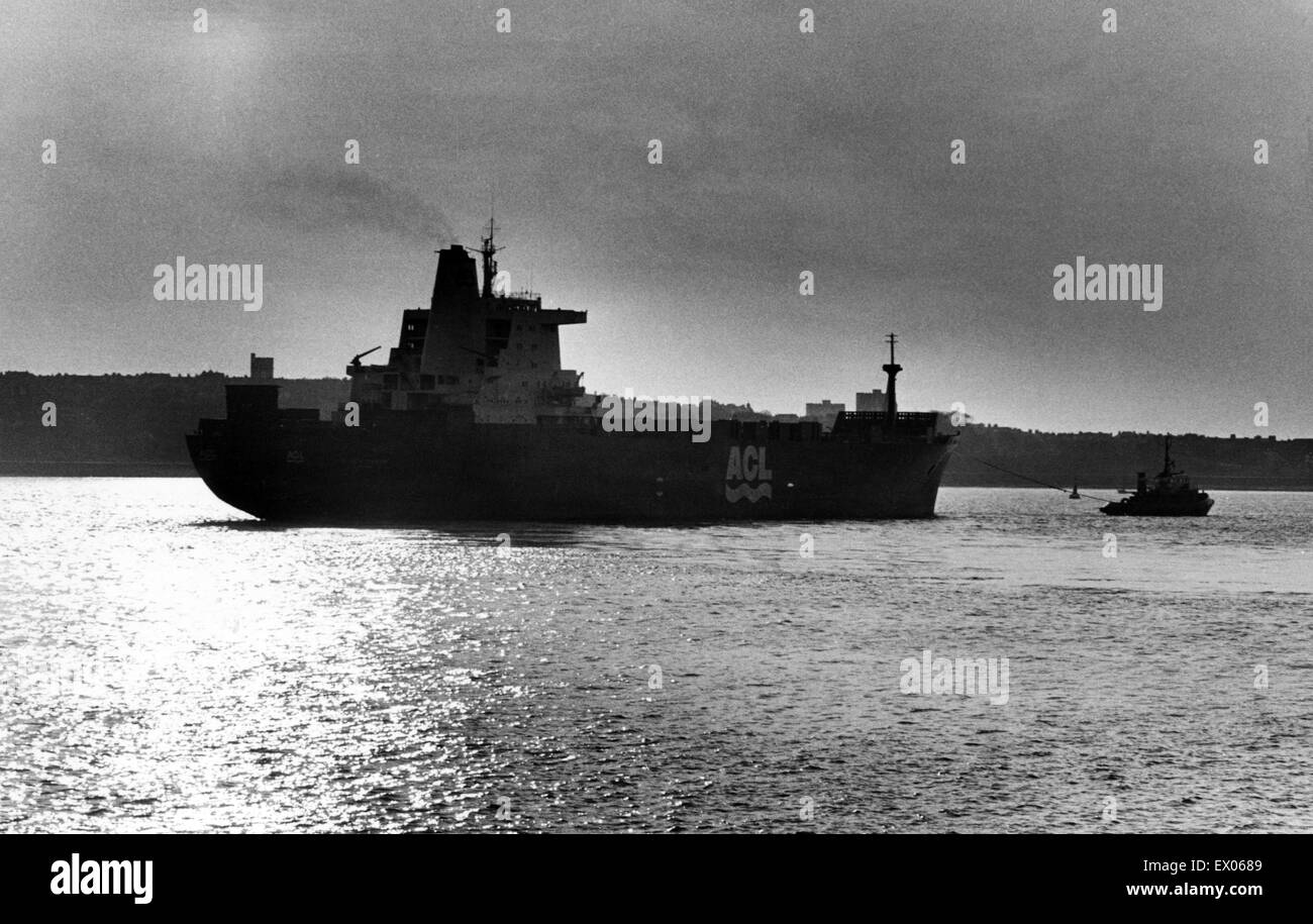 Le convoyeur de l'Atlantique, un navire de la marine marchande britannique, a été réquisitionné pendant la guerre des Malouines. Elle a été frappé le 25 mai 1982 par deux air-Argentine AM39 Exocet, tuant 12 marins. Sur la photo qu'elle a quitté Liverpool pour la guerre. Merseyside, 16e Ap Banque D'Images