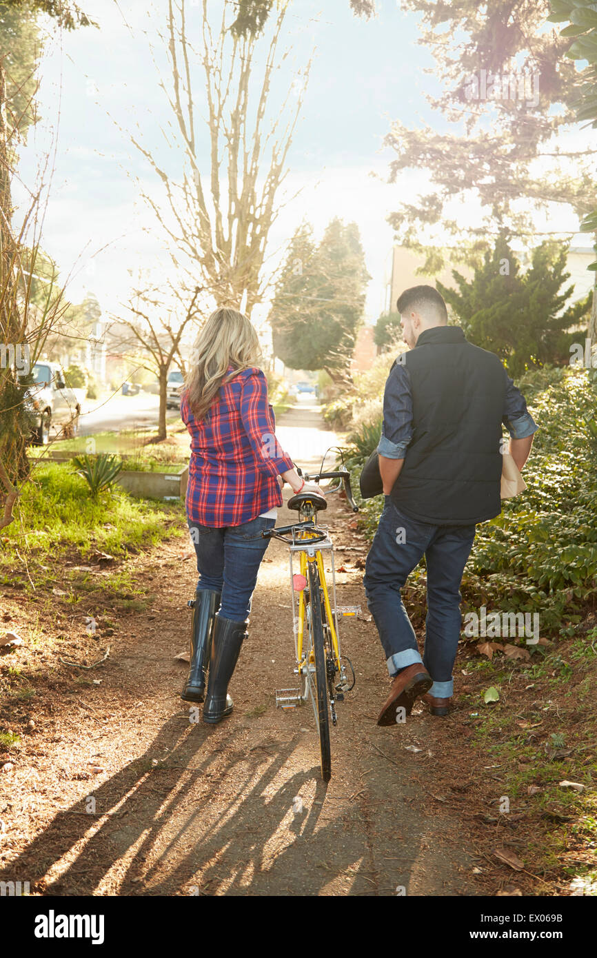 Jeune couple sur chemin avec location Banque D'Images