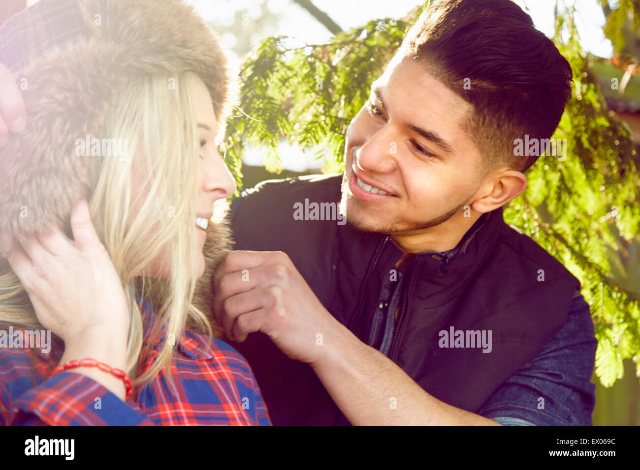 Jeune couple smiling, woman wearing hat Banque D'Images