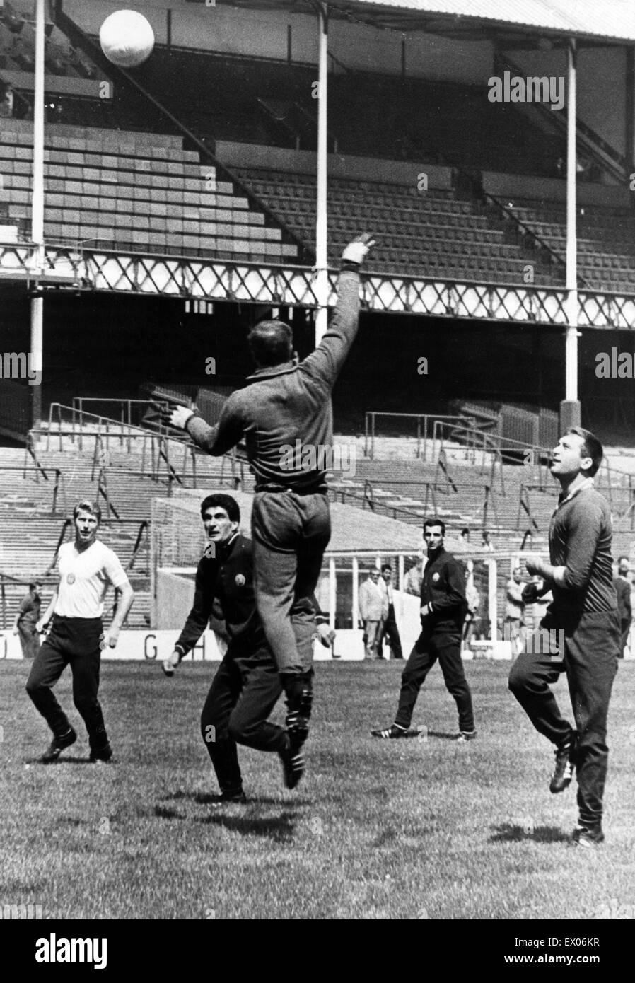 De Goodison Park, home à Everton FC, le stade de football est situé dans la région de Walton, Liverpool, Angleterre. 9e juillet 1966. Aperçu de la Coupe du monde à Goodison Park, où certains l'équipe bulgare, qui satisfont le Brésil (mardi soir), sont illustrés au cours de session pratique sur Banque D'Images