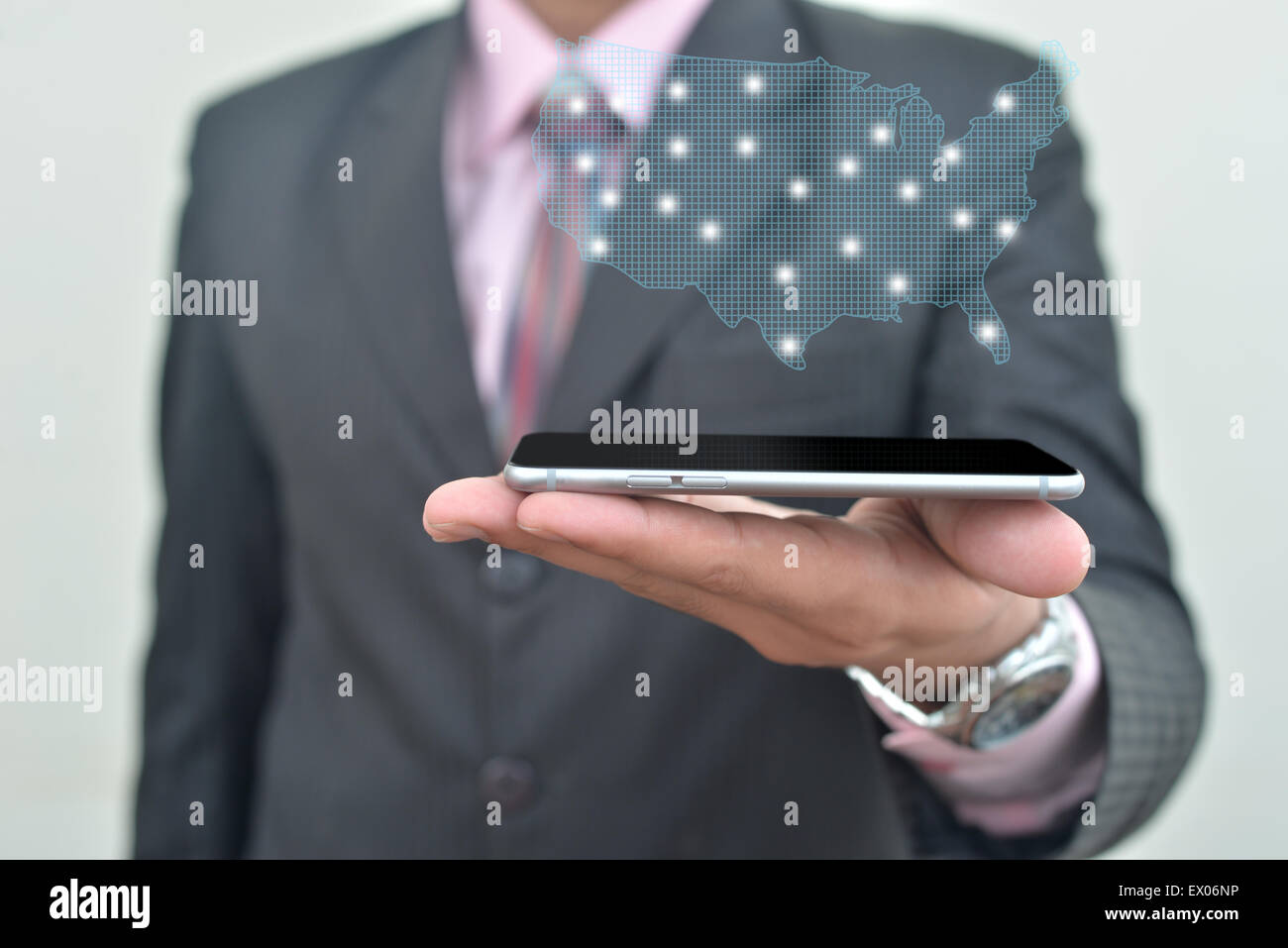 Habillé d'un homme tenant dans la main de l'Iphone6 Banque D'Images