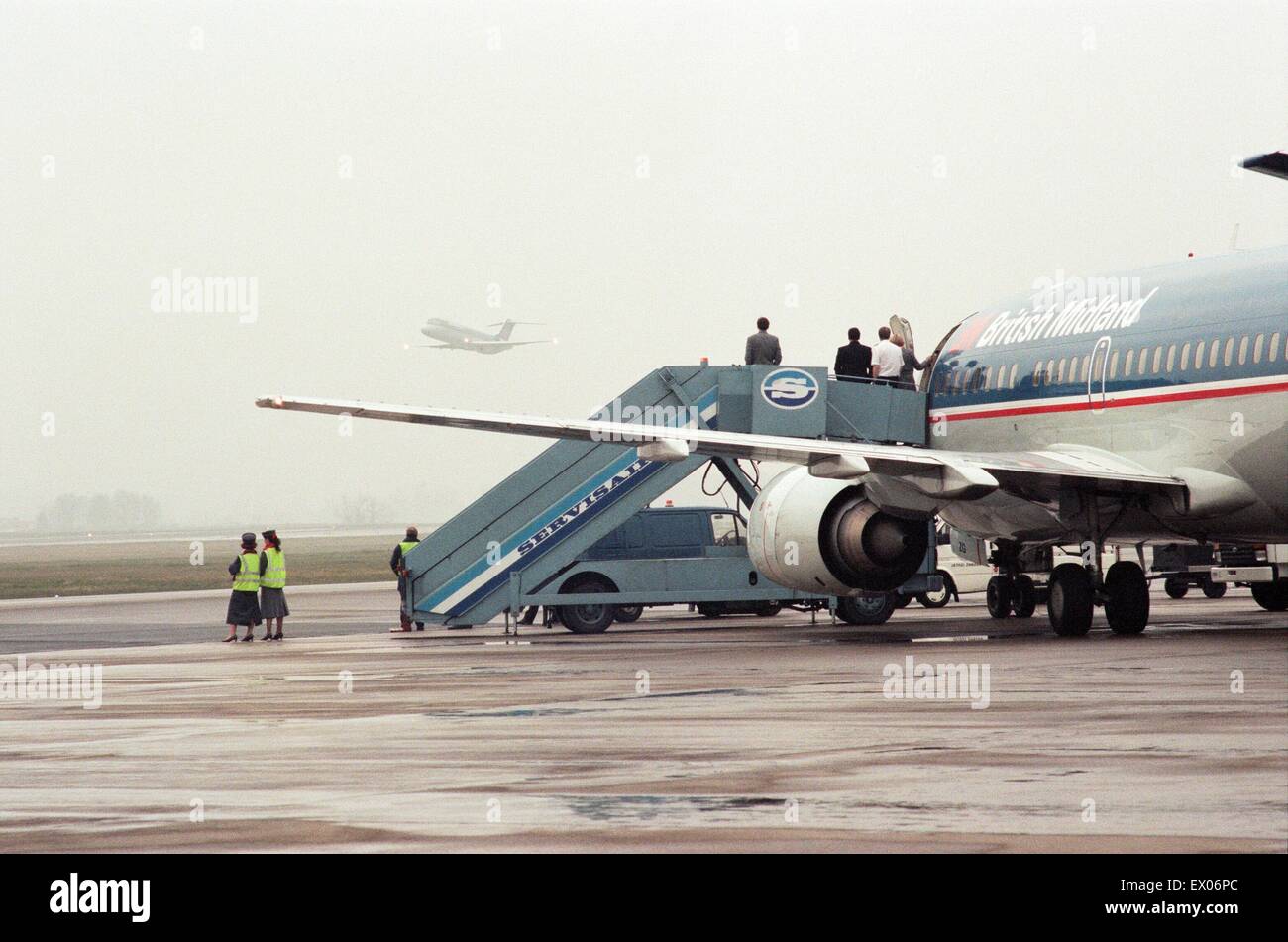 British Midland a exploité un vol commémoratif en l'aéroport de Teesside pour marquer son dernier DC9 de quitter la flotte. Sur le vol commémoratif étaient membres de l'équipage du premier vol d'un DC9 de Teesside à Londres, les capitaines David Cour et Roger sage, et Banque D'Images