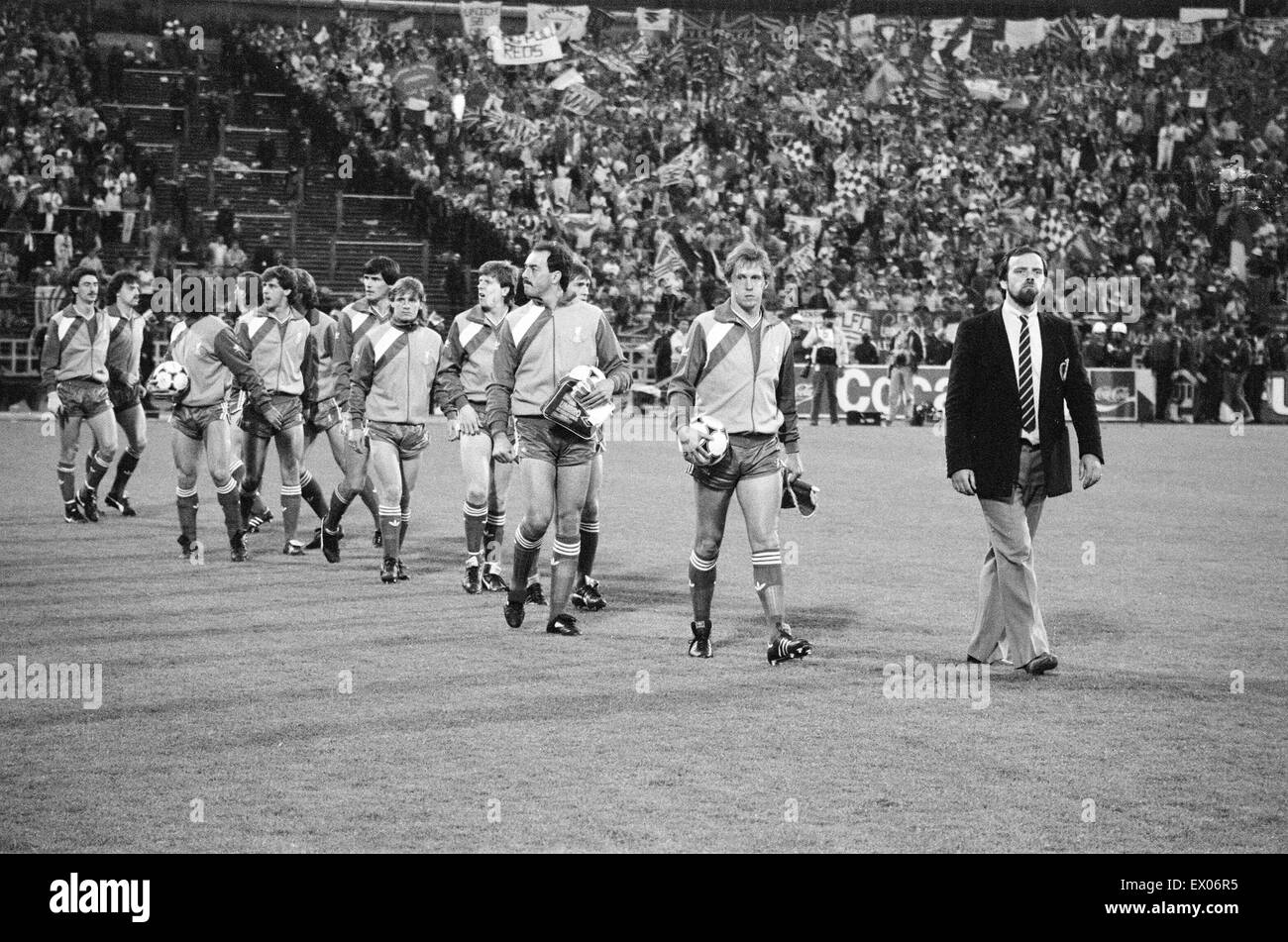 Ballon De Football Signé Emlyn Hughes - Capitaine Liverpool Coupe D'Europe - Avec Certificat COA