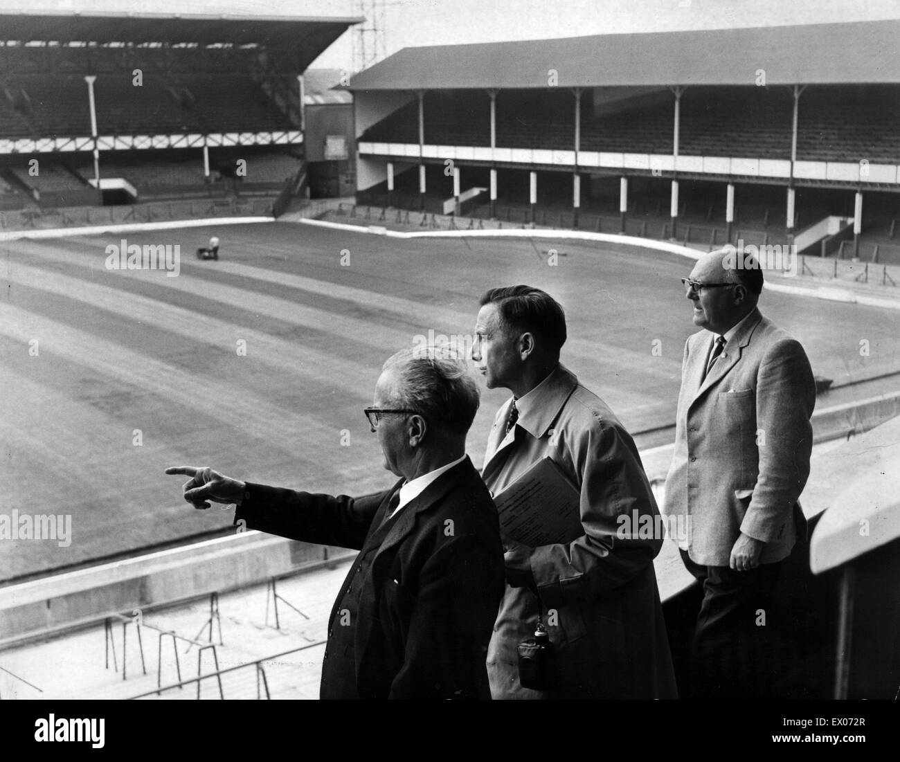 De Goodison Park, home à Everton FC, le stade de football est situé dans la région de Walton, Liverpool, Angleterre. 15 juillet 1965. John Moores, président du club, fait observer les préparatifs de la Coupe du monde des cravates à Goodison Park l'été prochain. Banque D'Images