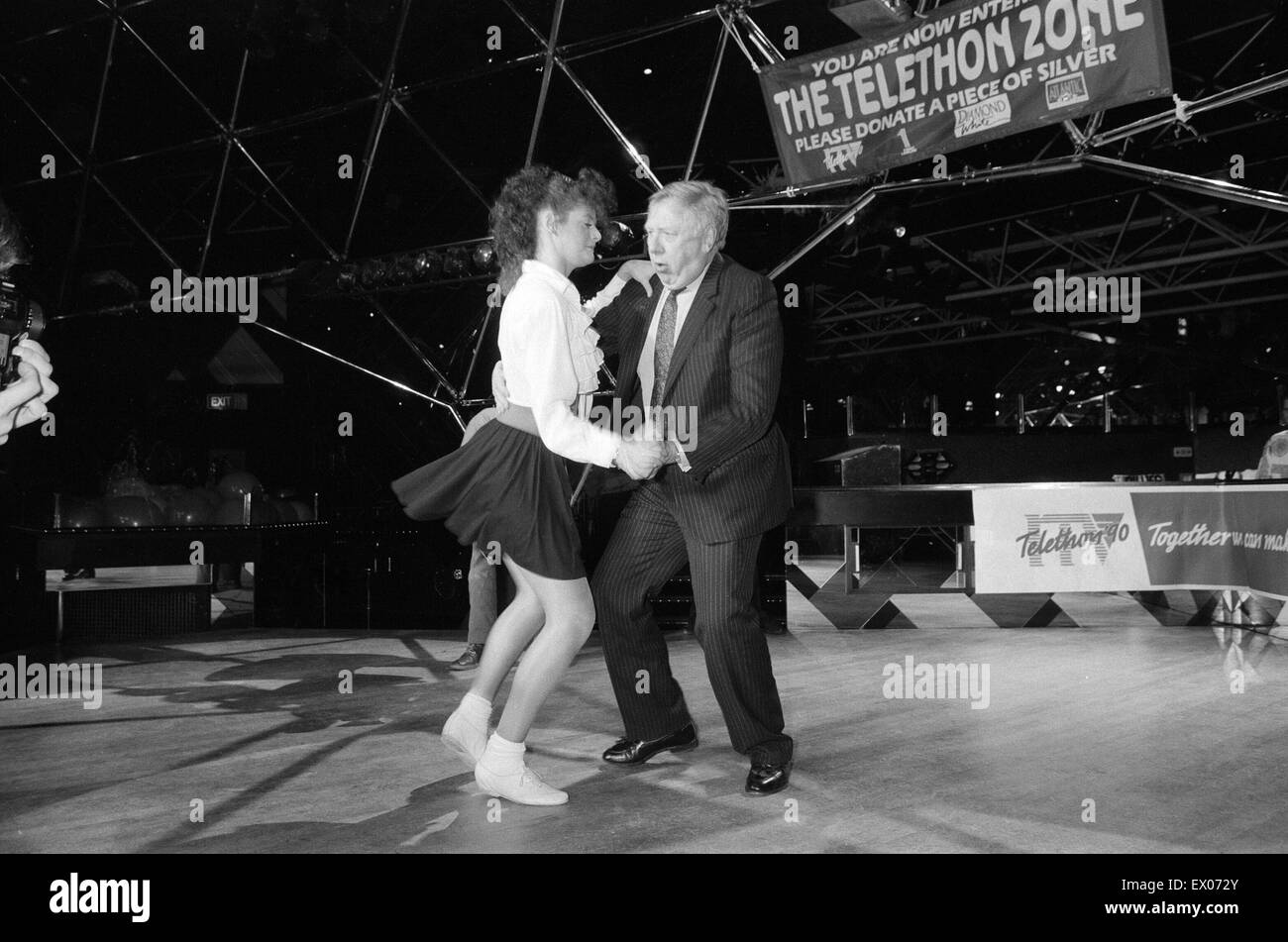 Leader adjoint du travail Roy Hattersley danses les Lambada avec champion Jane Northcote Manor lancs du Kings Norton, à la coupole de nuit. Le 20 mars 1990. Banque D'Images
