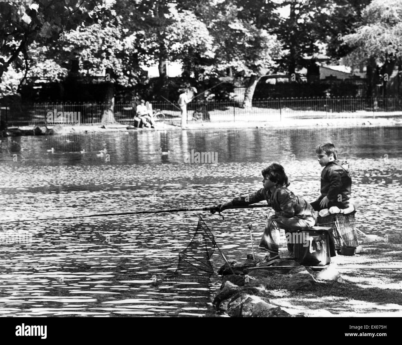 Pêche enfants dans le lac à l'Albert Park, Middlesbrough, Yorkshire du Nord. Circa 1979. Banque D'Images