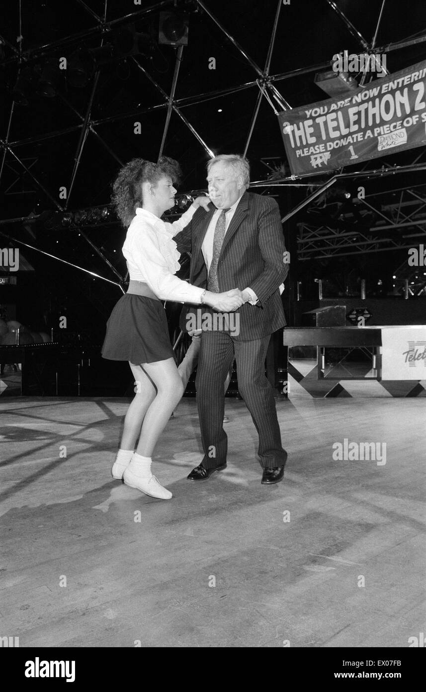 Leader adjoint du travail Roy Hattersley danses les Lambada avec champion Jane Northcote Manor lancs du Kings Norton, à la coupole de nuit. Le 20 mars 1990. Banque D'Images