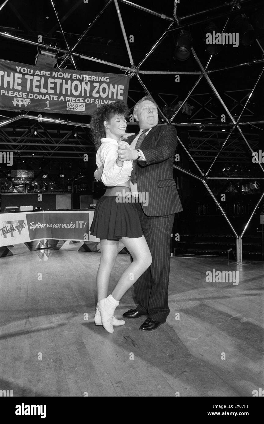 Leader adjoint du travail Roy Hattersley danses les Lambada avec champion Jane Northcote Manor lancs du Kings Norton, à la coupole de nuit. Le 20 mars 1990. Banque D'Images