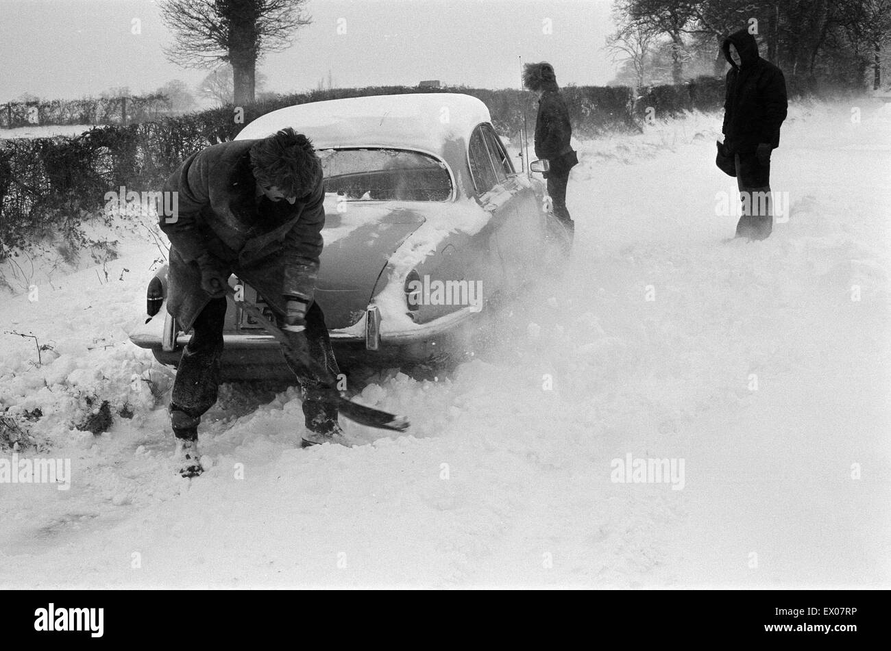 Une voiture prise dans la neige, dans le Berkshire. Janvier 1982. Banque D'Images