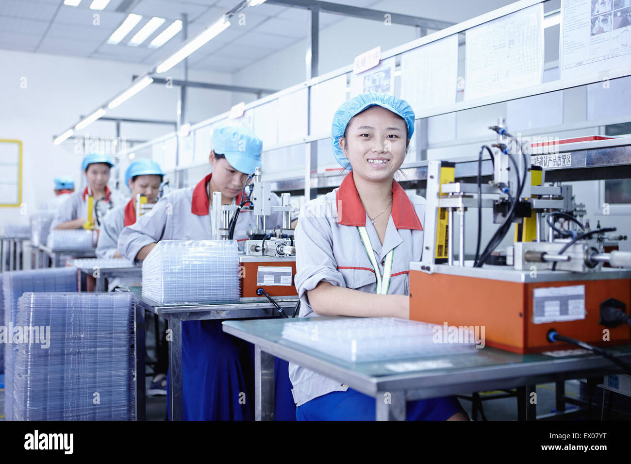 Les travailleurs de l'usine de batterie e-cigarette, Guangdong, Chine Photo  Stock