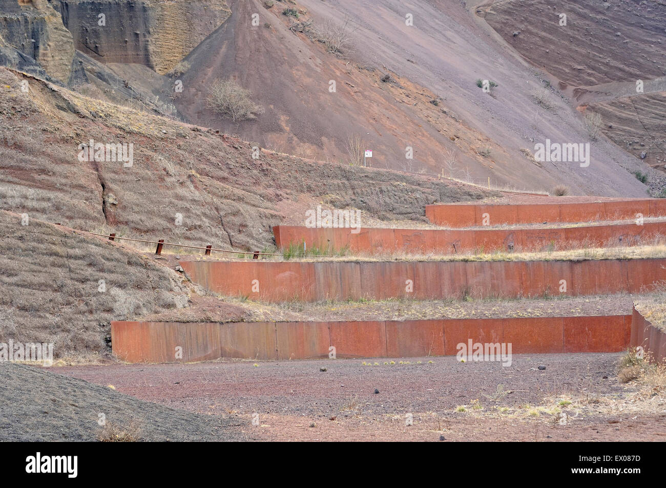 Murs de soutènement dans le volcan Croscat restauré. Parc Naturel de la Zone Volcanique de la Garrotxa. La Garrotxa. Girona. La Catalogne. L'Espagne. Banque D'Images