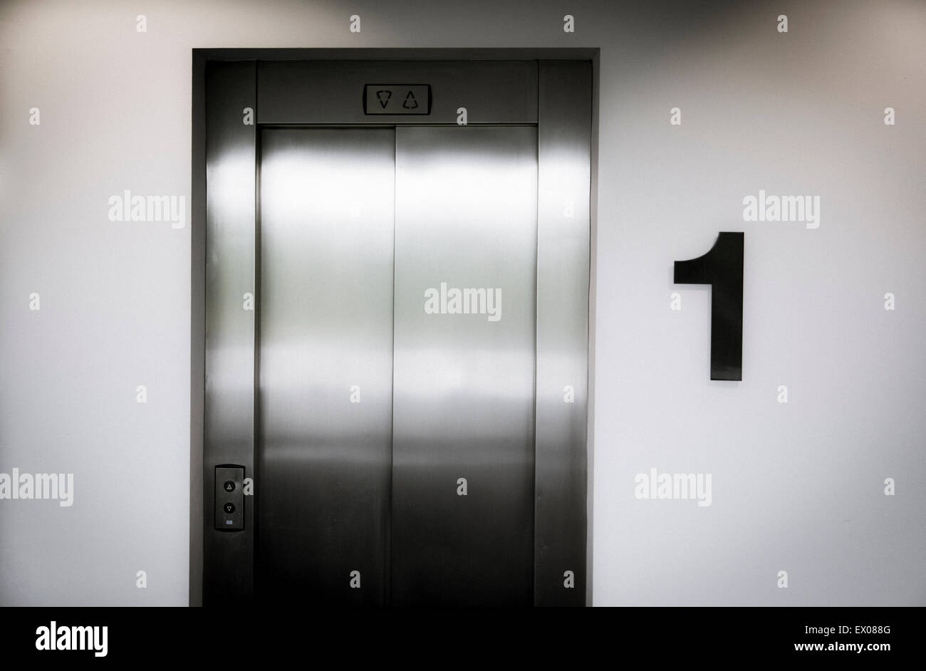 Une porte de l'ascenseur au premier étage d'un immeuble de bureaux Banque D'Images