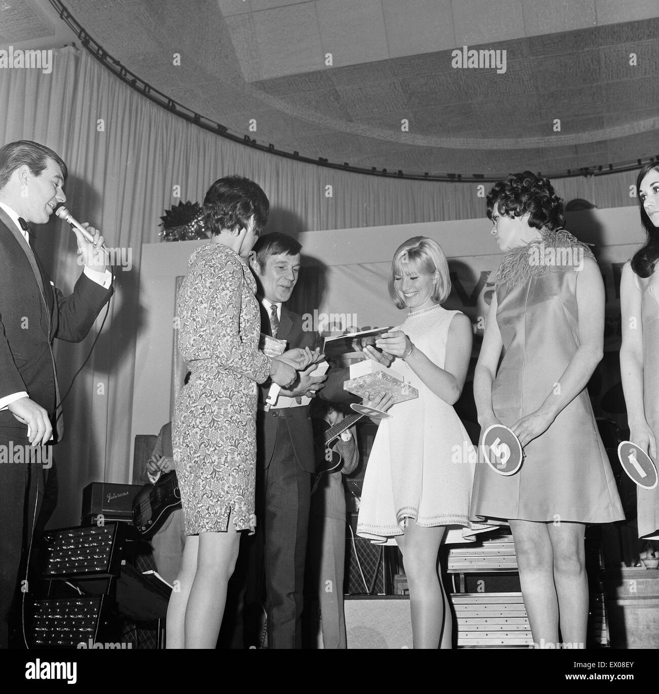 Mlle Vanity Fair, Cover Girl Contest, demi-finale, Top Rank, Reading, Berkshire, 7 décembre 1967. Banque D'Images