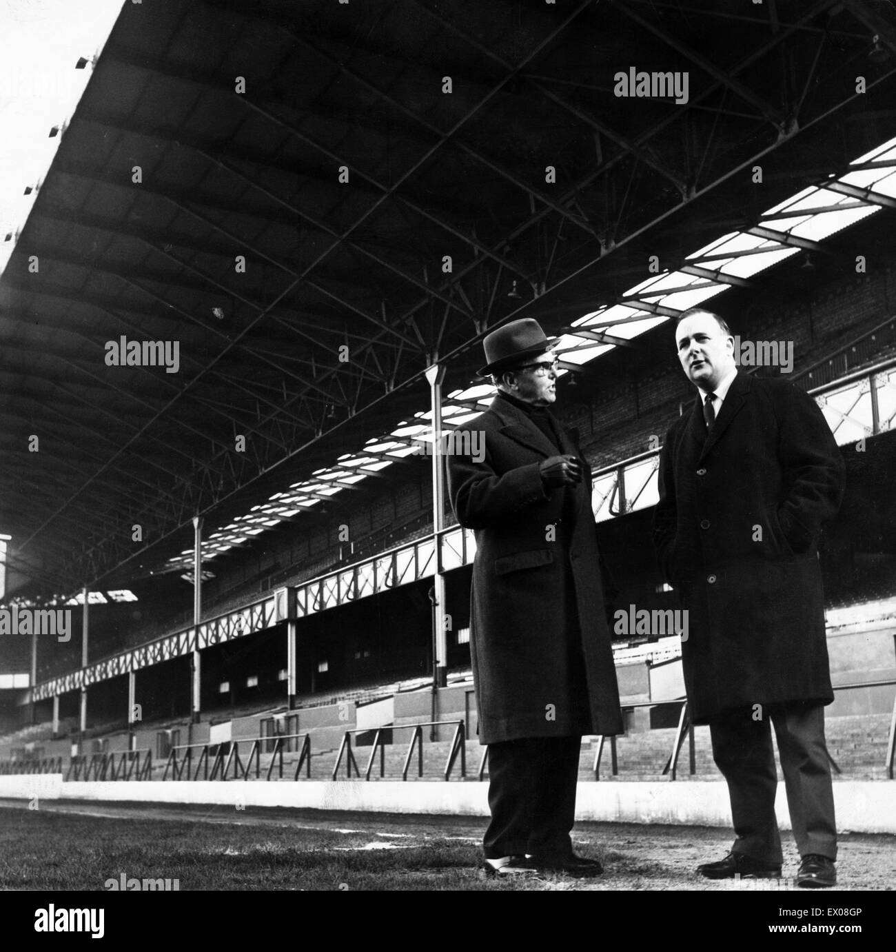 De Goodison Park, home à Everton FC, le stade de football est situé dans la région de Walton, Liverpool, Angleterre. 14 février 1965. Dennis Howell, Ministre des Sports, en compagnie de John Moores, président du Club, dans le cadre de l'un des stands du Goodison, au cours de l'inspection au sol. Pi Banque D'Images