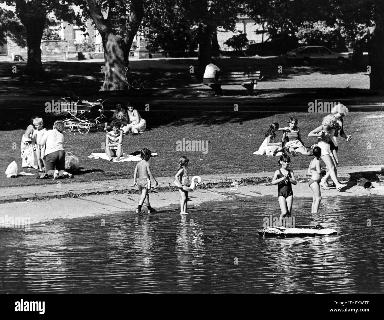 Enfants jouant dans le lac à l'Albert Park, Middlesbrough, Yorkshire du Nord. 22 août 1984. Banque D'Images