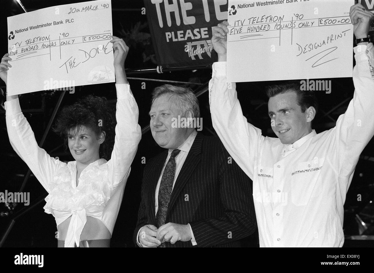 Leader adjoint du travail Roy Hattersley danses les Lambada avec champion Jane Northcote Manor lancs du Kings Norton, à la coupole de nuit. Le 20 mars 1990. Banque D'Images