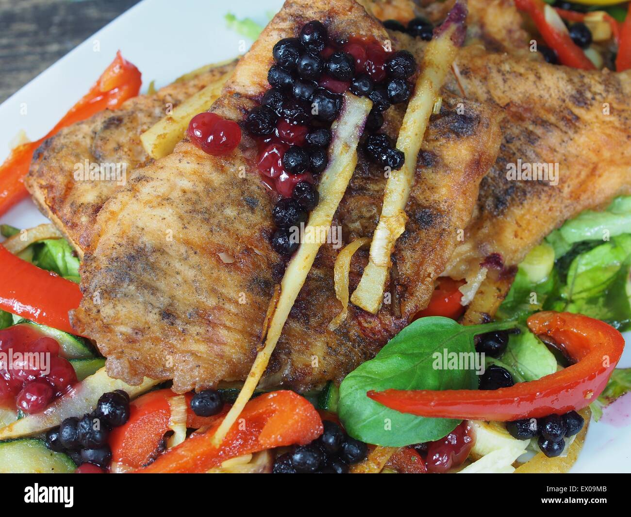 Le poisson frit avec des légumes sur plaque blanche Banque D'Images