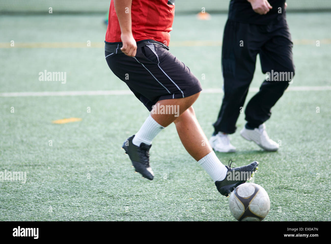 Les hommes jouent au football Banque D'Images