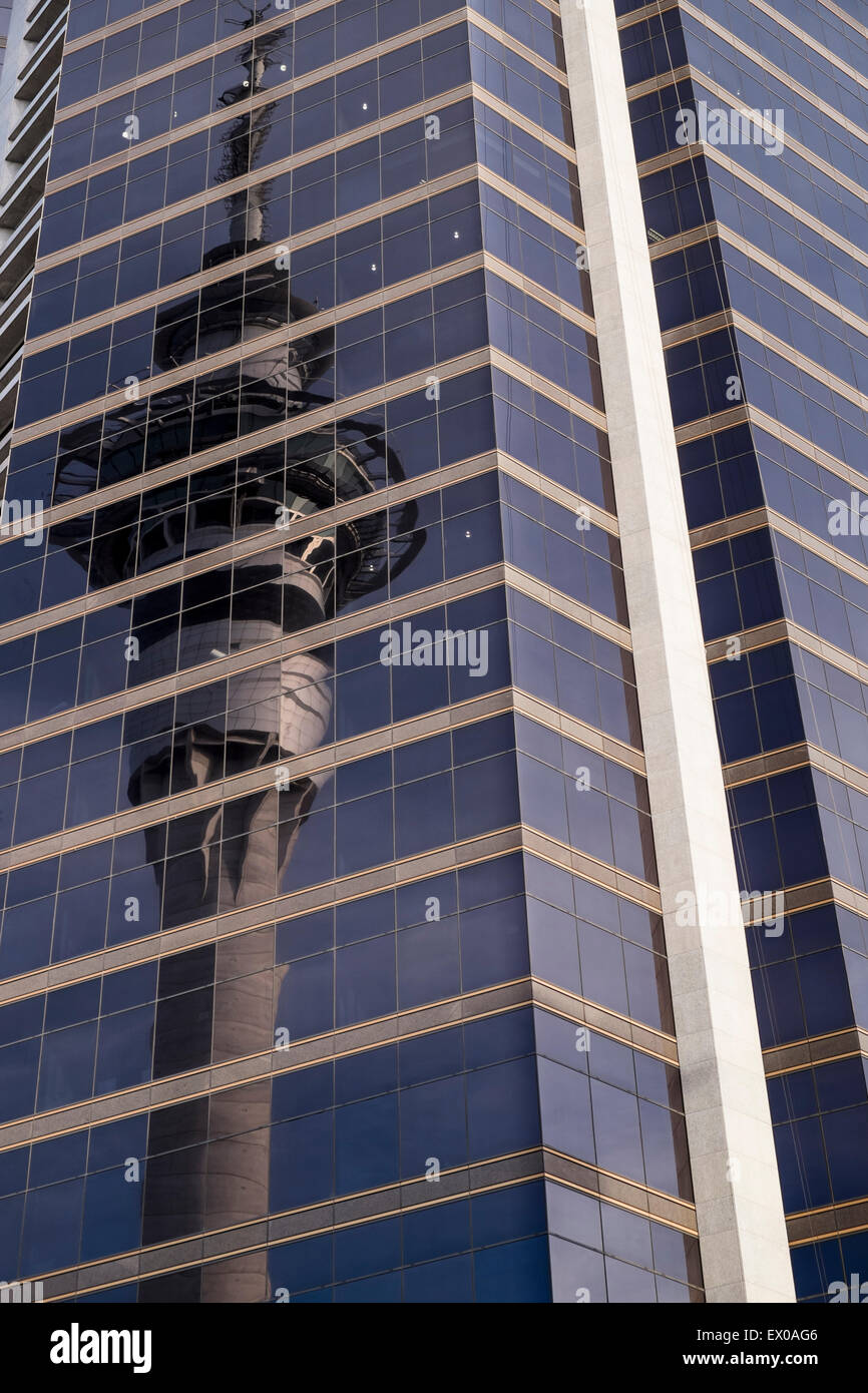 Aucklands skytower reflétée dans les fenêtres d'un gratte-ciel voisin, Auckland, Nouvelle-Zélande. Banque D'Images