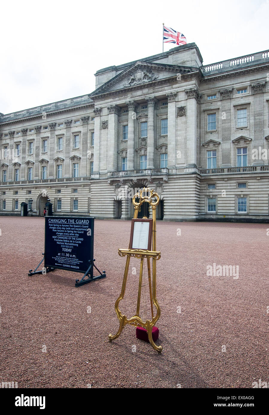 La naissance du duc et de la duchesse de Cambridge est une nouvelle fille est confirmé sur un chevalet à l'extérieur de Buckingham Palace. Doté d''atmosphère : où : London, Royaume-Uni Quand : 02 mai 2015 C Banque D'Images
