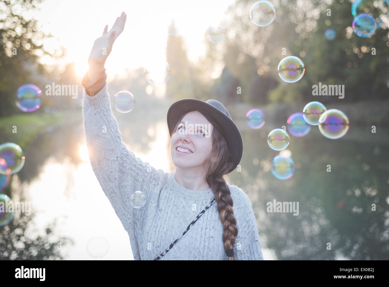 Jeune femme jouant avec des bulles Banque D'Images