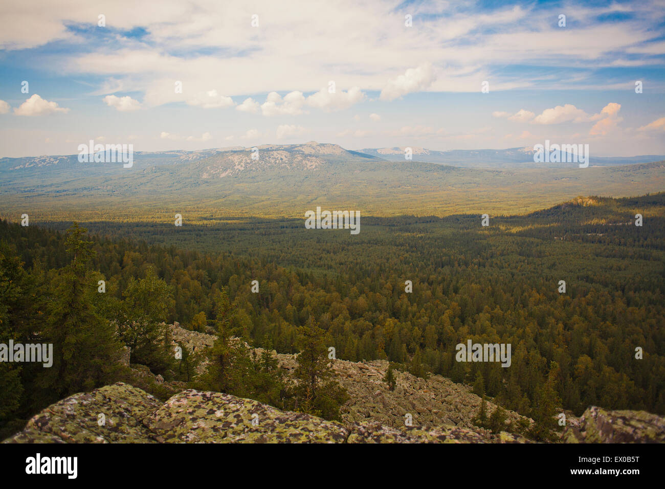 Paysage de forêt et montagnes lointaines, Sarsy Village, oblast de Sverdlovsk, en Russie Banque D'Images