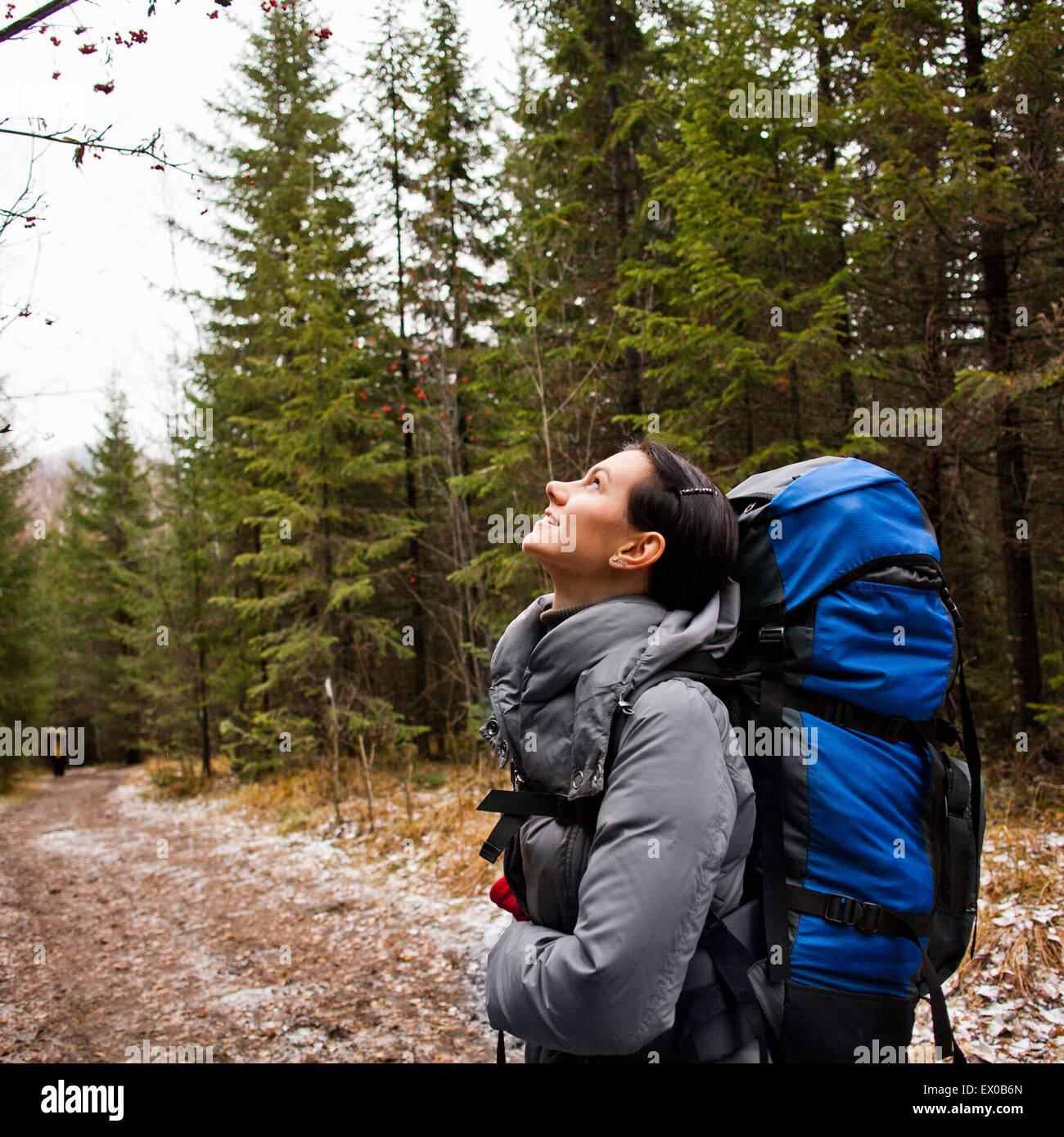 Female hiker jusqu'à la forêt, Village de Sarsy, oblast de Sverdlovsk, en Russie Banque D'Images