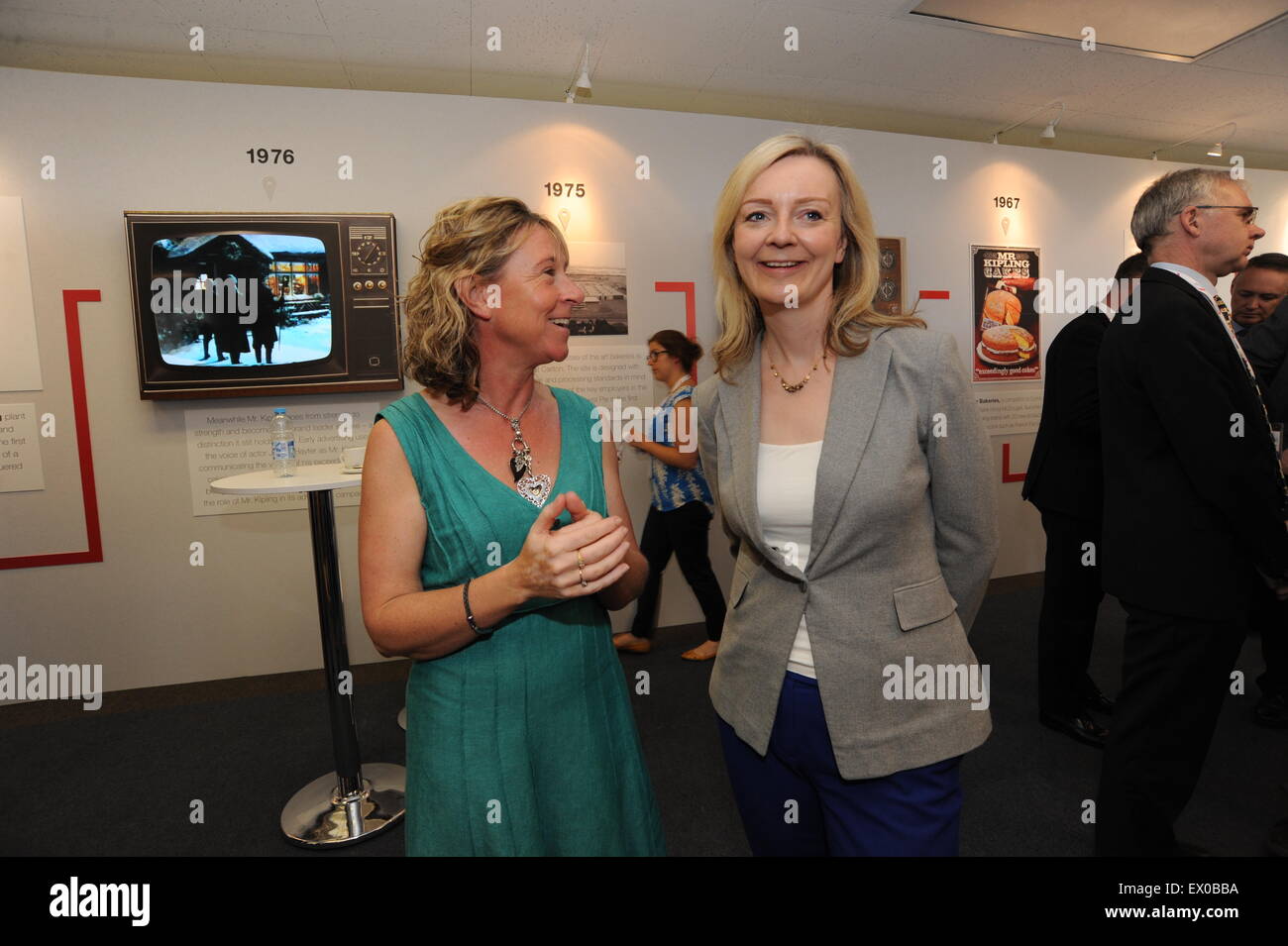 Secrétaire d'État chargé de l'environnement, de l'Alimentation et des Affaires rurales) Elizabeth Truss, député visiter Premier Foods. Photo : Scott Bairstow/Alamy Banque D'Images