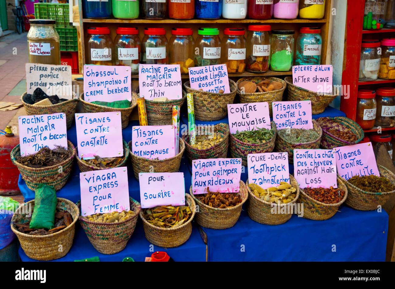 Médicaments et remèdes de fines herbes, d'Épices souk, Mellah, Essaouira, Côte Atlantique, Maroc, Afrique du Nord Banque D'Images