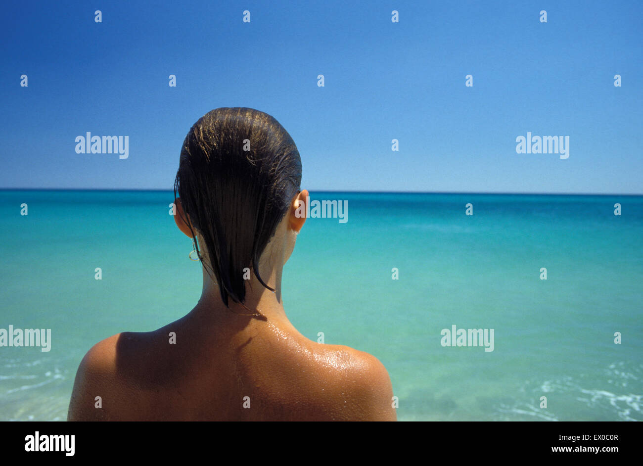 Lir, Italie, Sardaigne, femme à la plage de Sardaigne du Sud. Lir, Italie, Sardaigne, Frau am Strand von Sued-Sardinien. Banque D'Images