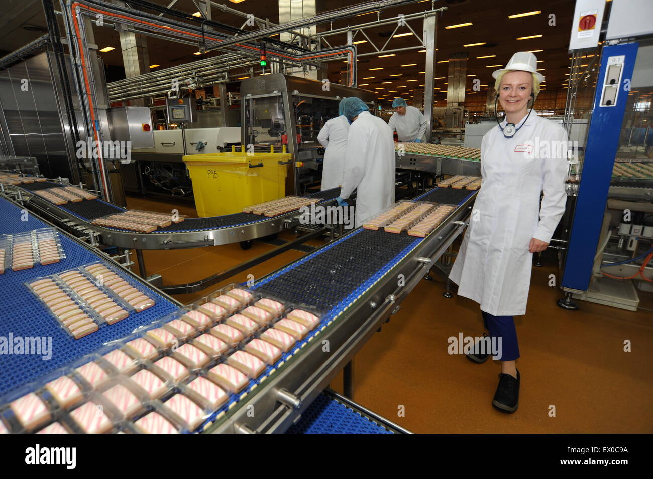 Secrétaire d'État chargé de l'environnement, de l'Alimentation et des Affaires rurales) Elizabeth Truss, député visiter Premier Foods. Photo : Scott Bairstow/Alamy Banque D'Images