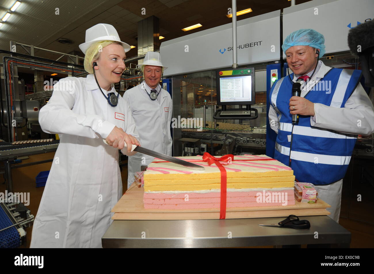 Secrétaire d'État chargé de l'environnement, de l'Alimentation et des Affaires rurales) Elizabeth Truss, député visiter Premier Foods. Photo : Scott Bairstow/Alamy Banque D'Images