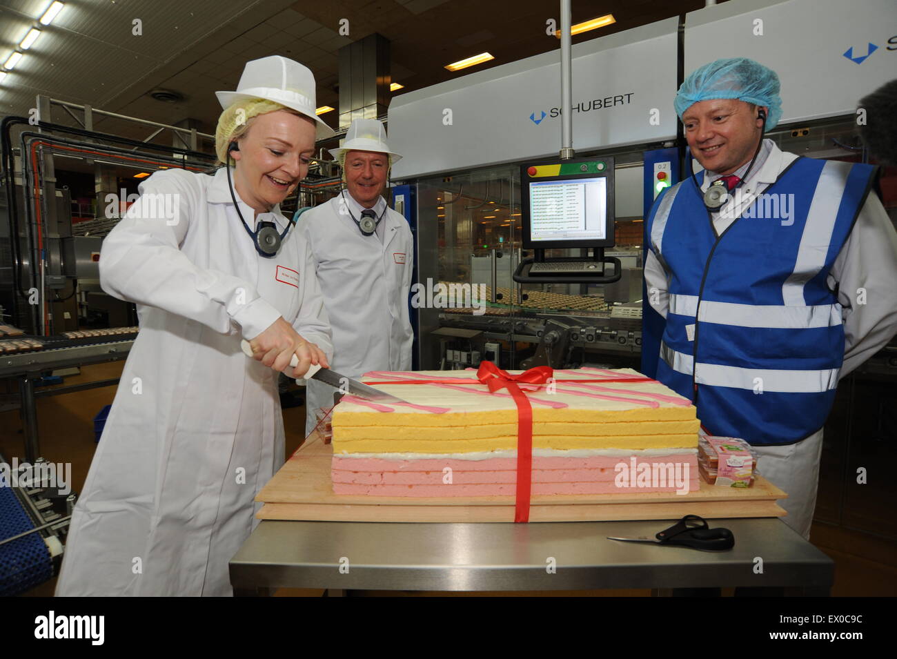 Secrétaire d'État chargé de l'environnement, de l'Alimentation et des Affaires rurales) Elizabeth Truss, député visiter Premier Foods. Photo : Scott Bairstow/Alamy Banque D'Images
