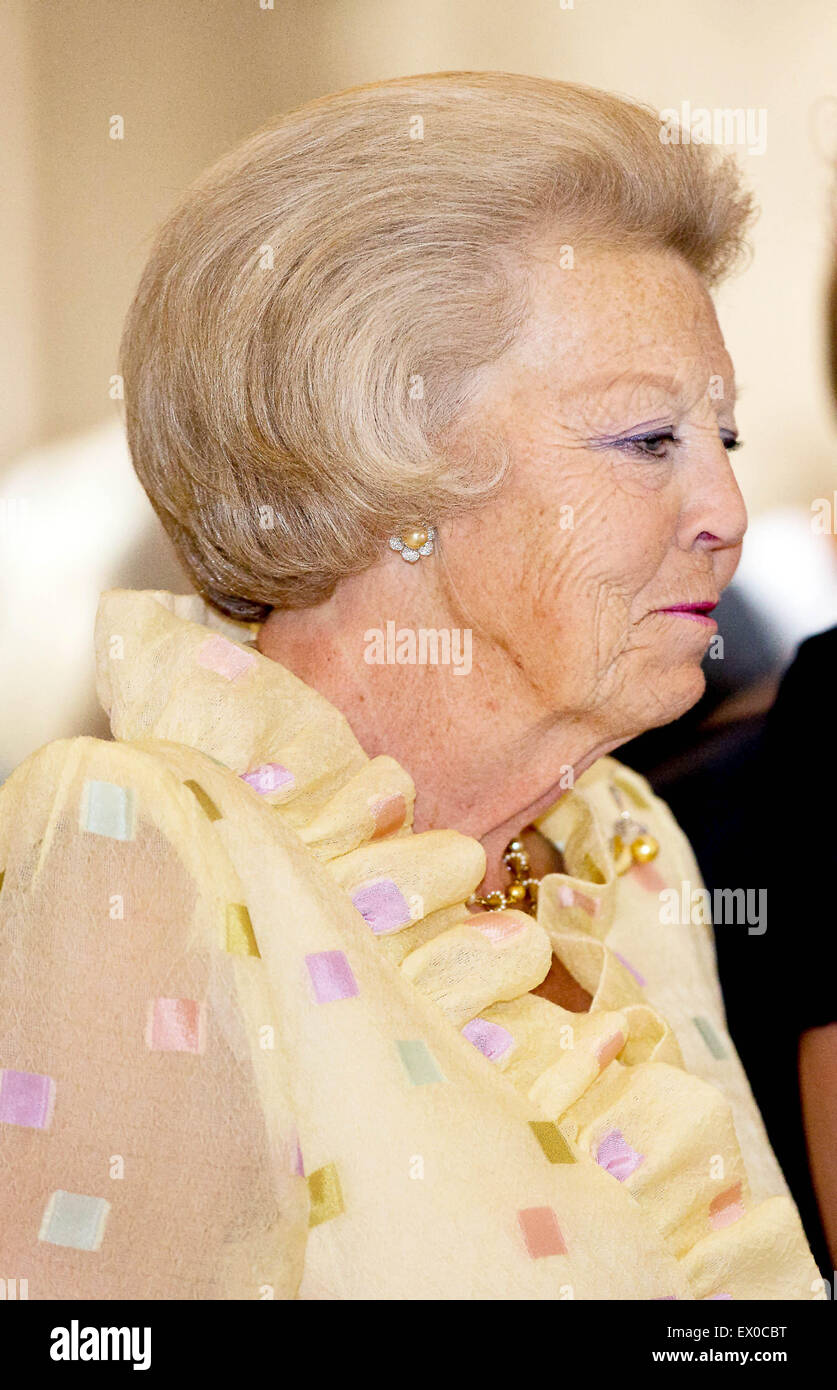 Amsterdam, Pays-Bas. 2 juillet, 2015. La princesse Beatrix des Pays-Bas s'ouvre l'exposition d'été "cachées" dans le Palais Royal à Amsterdam, Pays-Bas, 2 juillet 2015. L'exhibition, mythes et histoires cachées sur le Palais Royal et est ouvert jusqu'à 27 septembre 2015. Photo : Albert Nieboer/pre/ - AUCUN FIL - SERVICE/dpa/Alamy Live News Banque D'Images