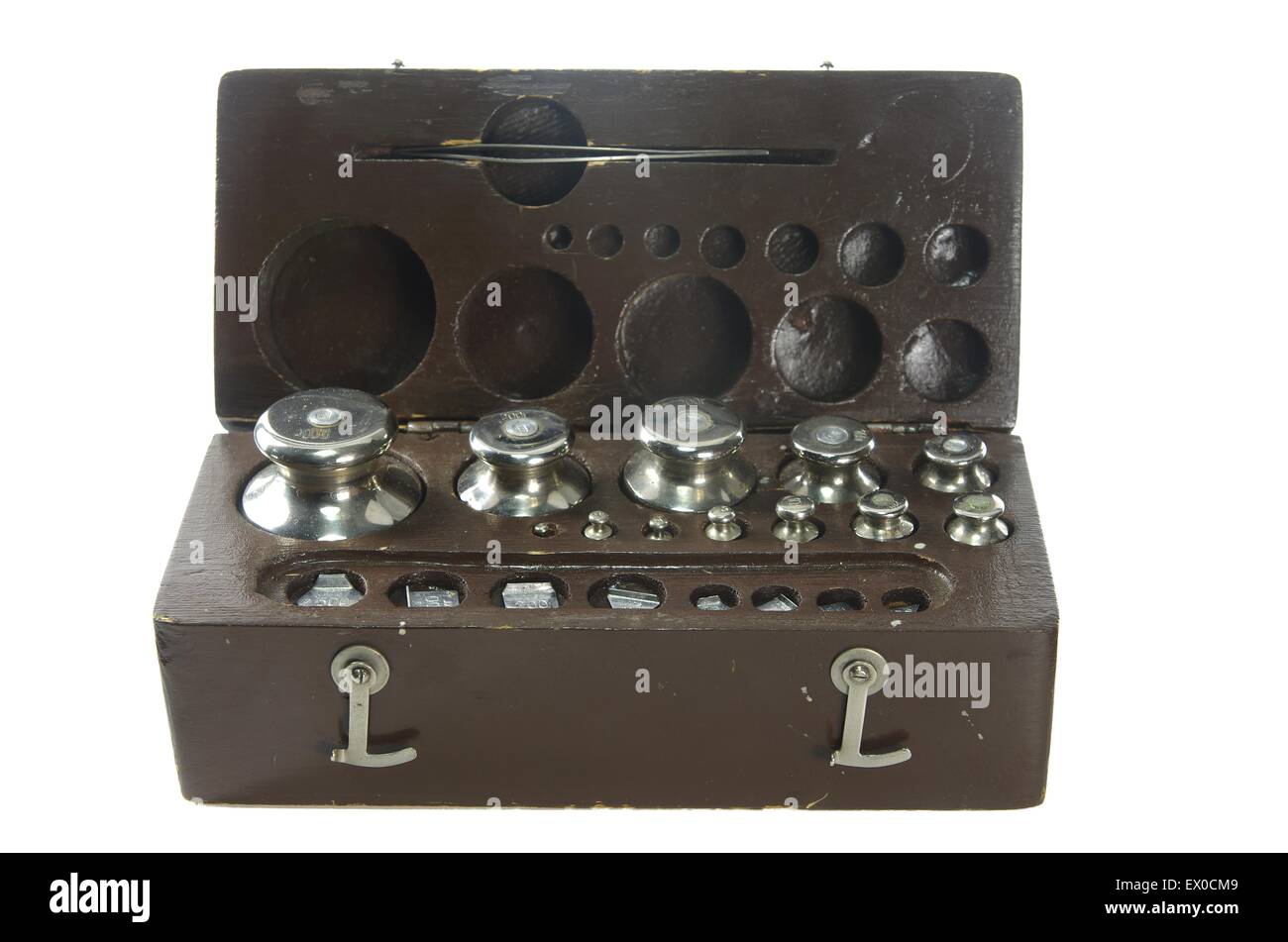 Ensemble de petits poids pour peser dans une boîte en bois isolé sur fond blanc Banque D'Images