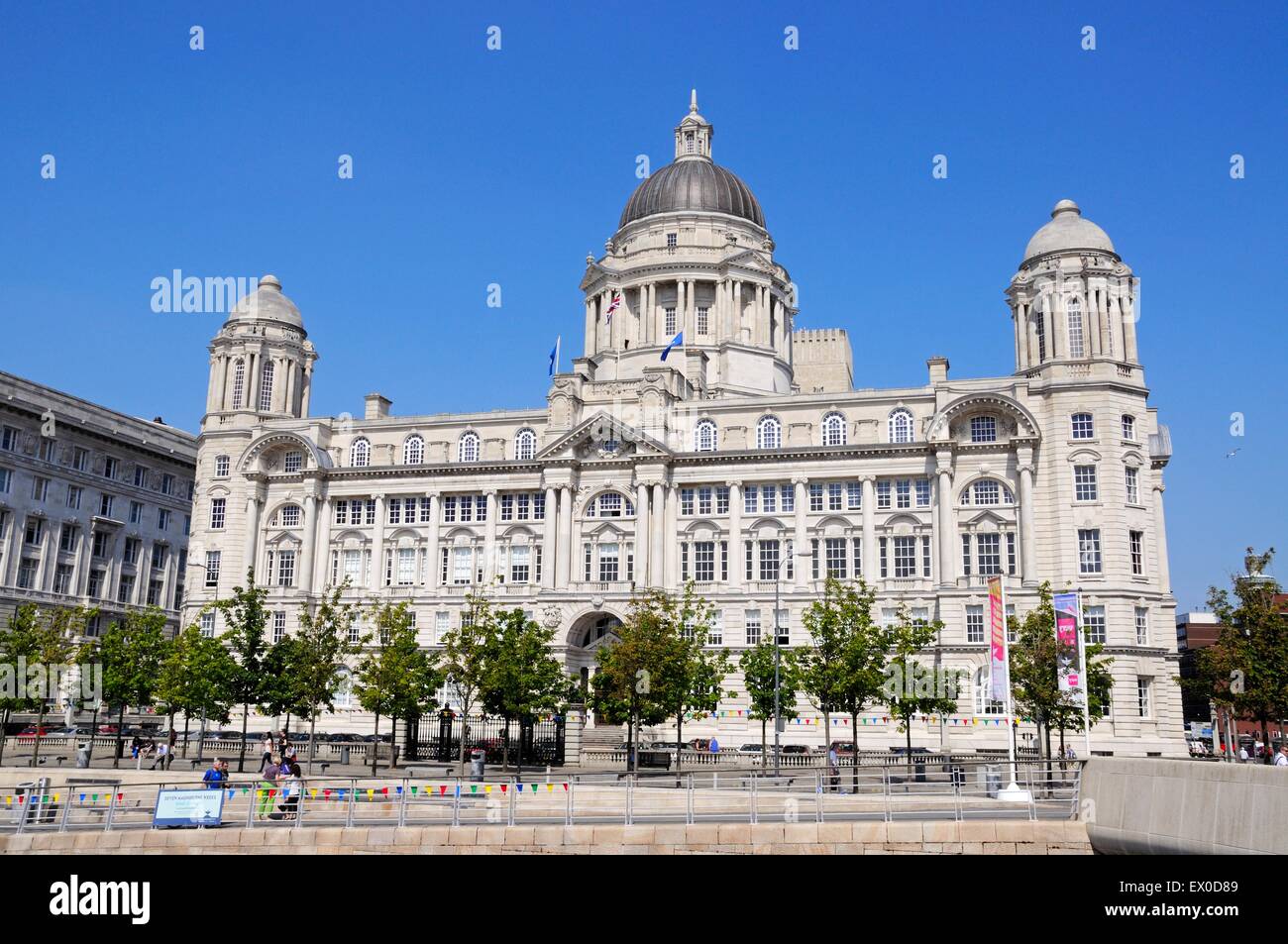 Port of Liverpool Building anciennement connu sous le nom de Mersey Docks and Harbour Board Bureau à Pier Head, Liverpool, Angleterre, Royaume-Uni. Banque D'Images