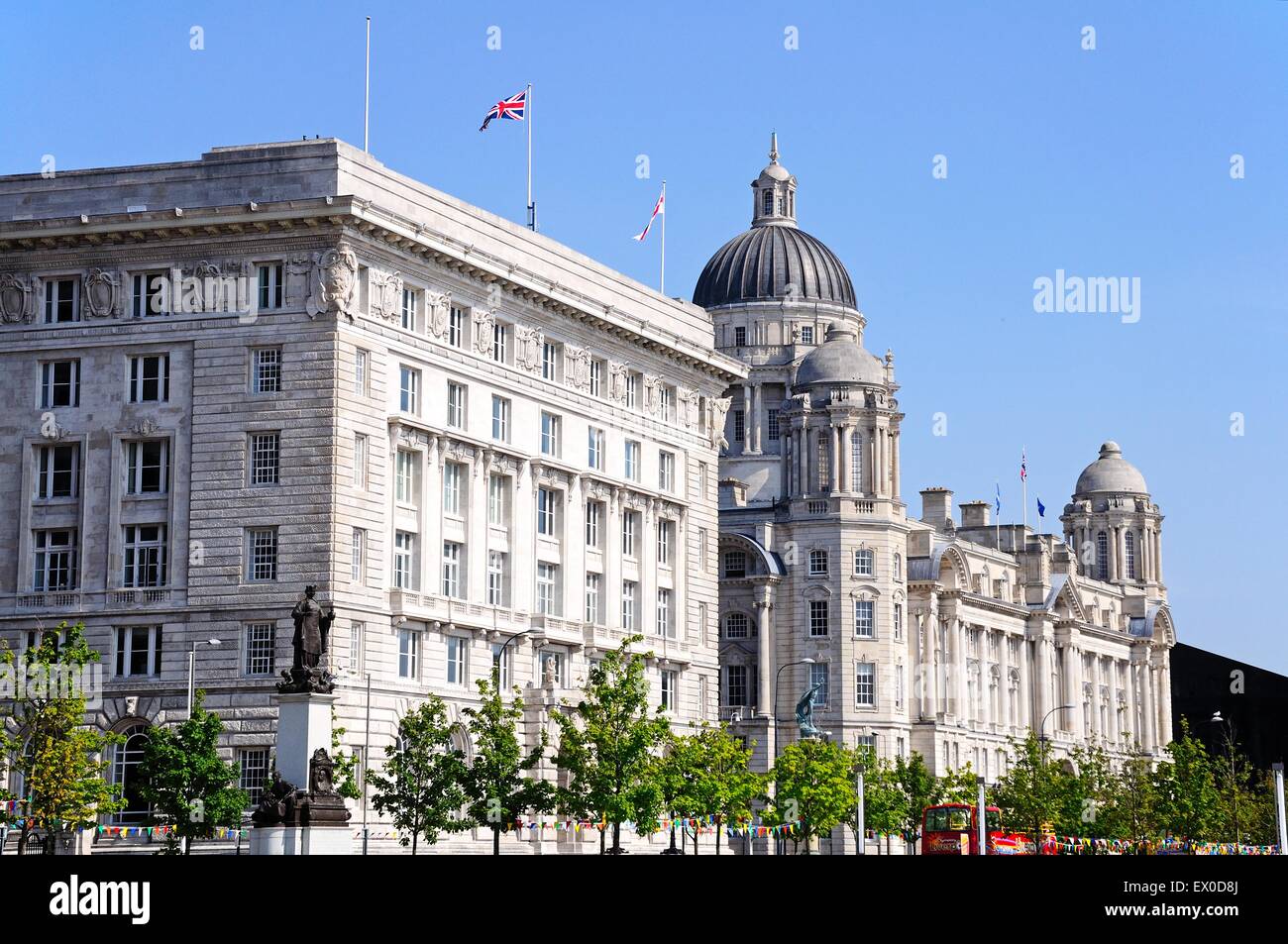 Deux des trois Grâces composé du Port de Liverpool et de la Cunard Building, Liverpool, Merseyside, Angleterre. Banque D'Images