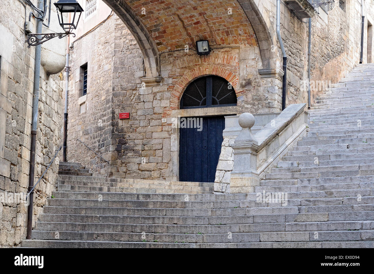 Escaliers de rues étroites dans le quartier juif de Gérone, Catalogne, Espagne Banque D'Images