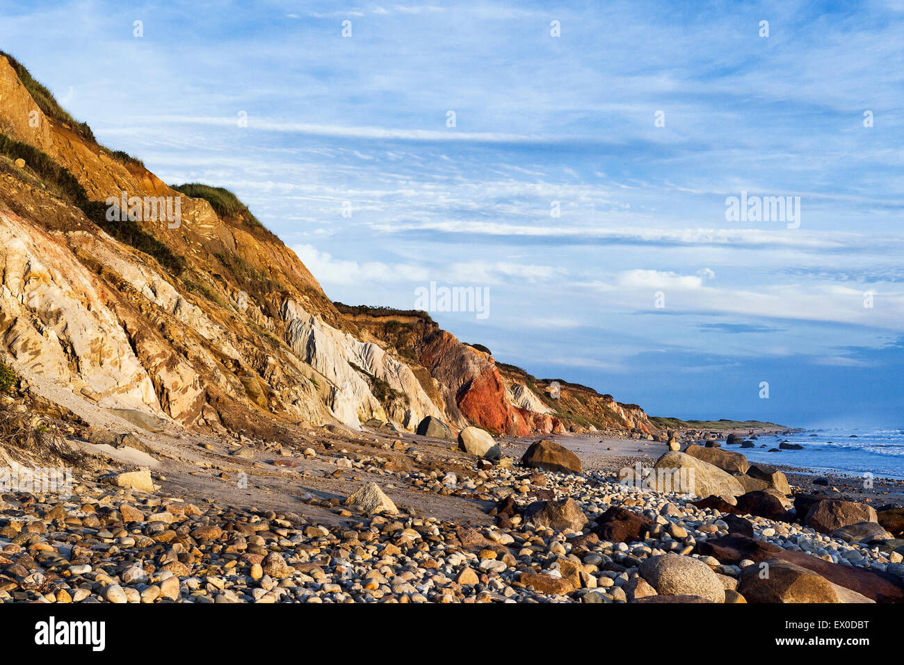 Falaises d'argile côtières et de formations rocheuses le long Moshup Beach, Gay Head, Aquinnah, Martha's Vineyard, Massachusetts, USA. Banque D'Images