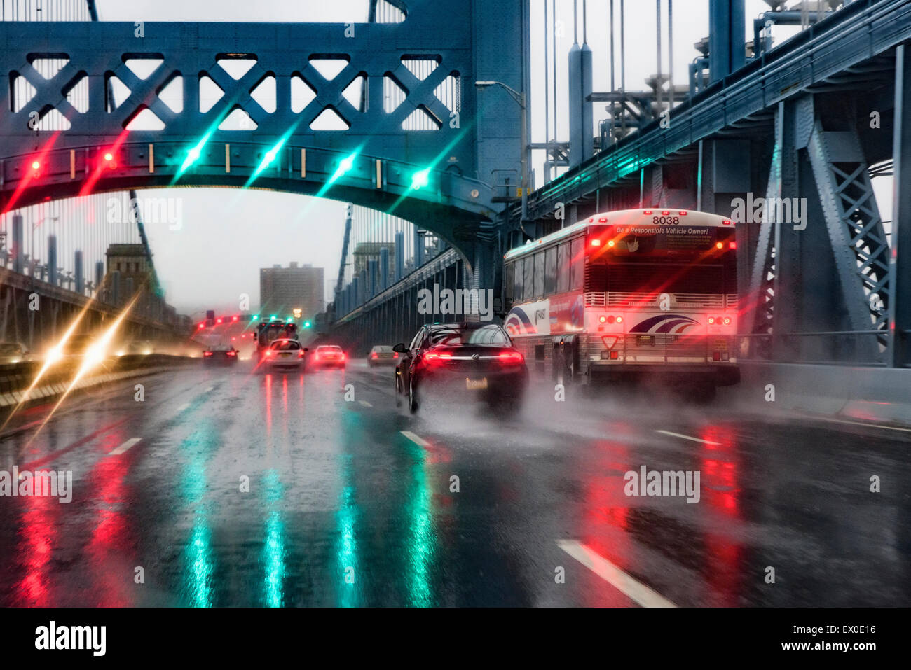 Les conditions de conduite dangereuses sur un pont pendant une forte pluie tempête. Banque D'Images