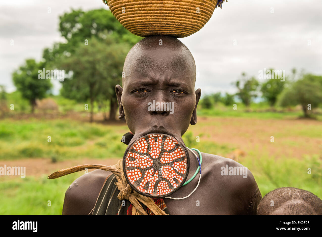 Femme de la tribu Mursi d'Afrique avec une grande plaque de lèvre. Banque D'Images