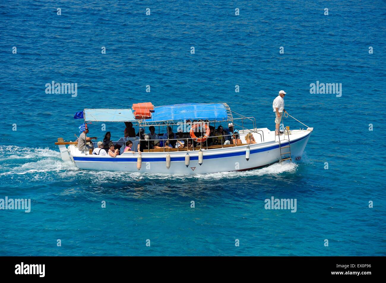 Un taxi d'eau près de red beach Santorini Grèce Banque D'Images