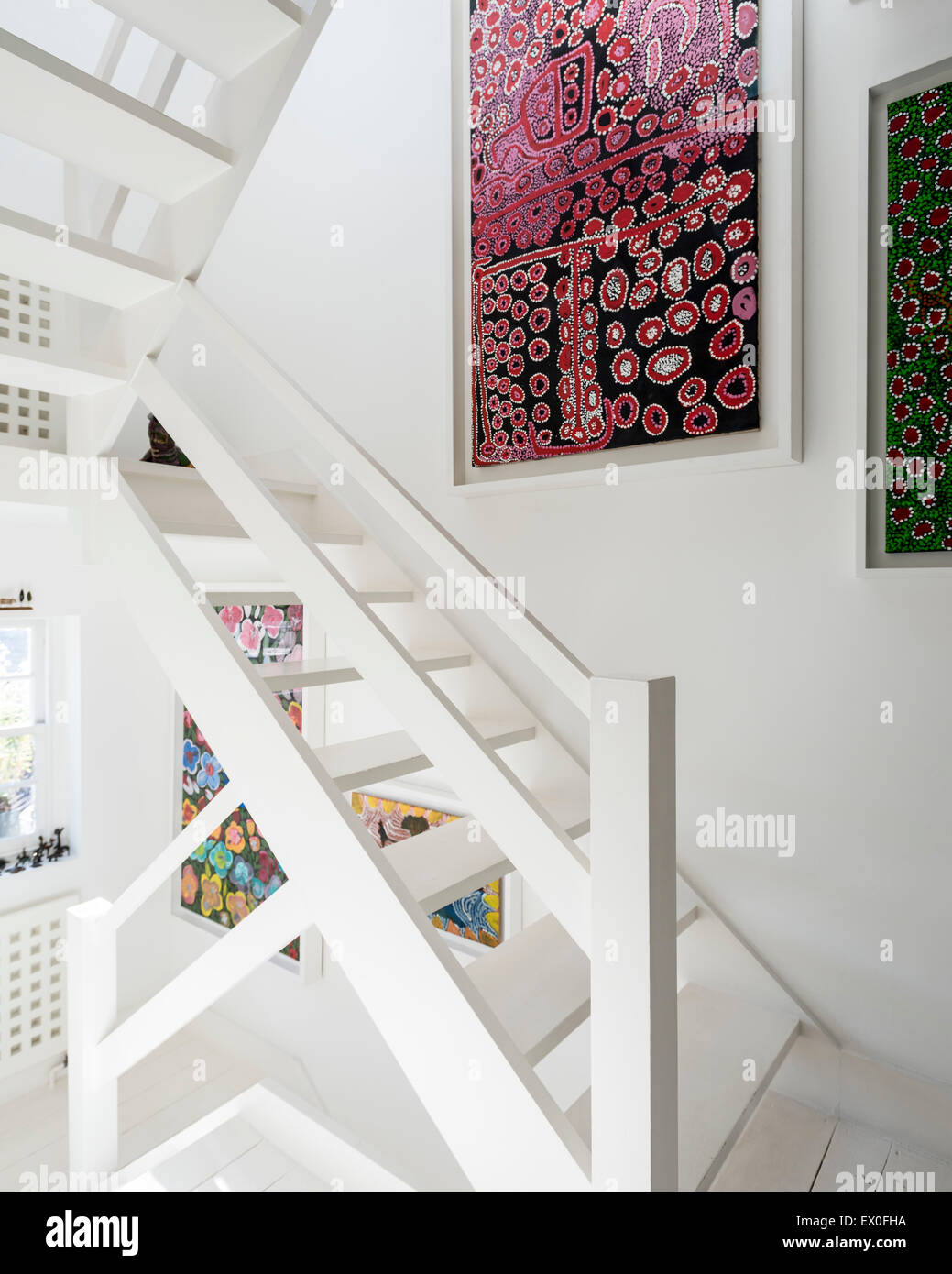Escalier en bois blanc avec l'art par la Colline Spinifex artistes sur le mur Banque D'Images