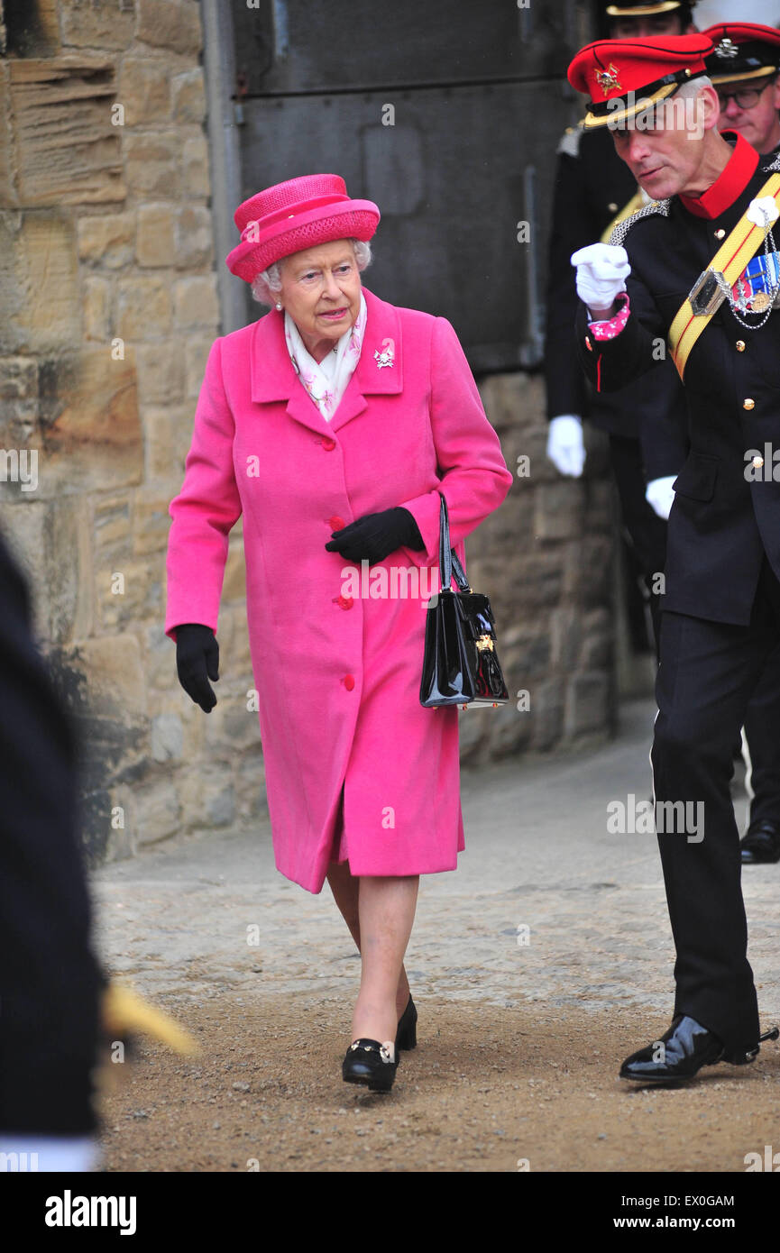 La Reine regroupe le 9e/12e lanciers royal au château de Richmond. Sa Majesté est arrivée peu après l'annonce de la naissance de sa petite-fille. En vedette : Sa Majesté la Reine, la reine Elizabeth Où : Richmond, Royaume-Uni Quand : 02 mai 2015 C Banque D'Images
